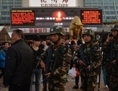 3 mars 2014. Des paramilitaires chinois patrouillent la gare principale de Kunming dans la province du Yunnan, après que 29 personnes aient été tuées dans une attaque au couteau. (Mark Ralston/AFP/Getty Images)