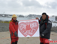 Capture d’écran montrant Zhang Xinyu et Liang Hong célébrant leur mariage en Antarctique le 25 février dernier après un voyage autour du monde de 231 jours. (Screenshot/Quotidien du Peuple) 