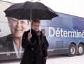 La chef du Parti québécois, Pauline Marois, à Lévis devant la caravane de son parti, le 13 mars 2014 (Presse Canadienne/Jacques Boissinot)