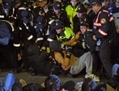 24 mars 2014: la police déplace des étudiants au sol devant le Yuan exécutif de Taipei. Les affrontements entre la police et les étudiants ont résulté en dizaines de manifestants blessés (Sam Yeh/AFP/Getty Images)