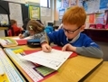 Dans cette photo, des élèves pratiquent l’écriture cursive. Une récente étude indique que les élèves qui bénéficient d’un soutien socio-émotionnel réussissent mieux leurs études. (Robert MacPherson/AFP/Getty Images)  