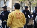 Des pratiquants de Falun Gong devant l’Ambassade de Chine à Paris le jeudi 27 mars 2014 (Epoch Times)  