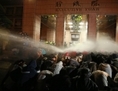 24 mars à l’aube: Des manifestants sont repoussés par des canons à eau devant le Yuan exécutif de Taipei. Les manifestations ont été déclenchées après le refus du Président Ma Ying-jeou d’annuler un accord commercial avec la Chine (STR/AFP/Getty Images)