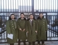 Les avocats des droits de l’homme en Chine continentale (de gauche à droite) Jiang Tianyong, Tang Jitian, Wang Cheng, et Zhang Junjie devant un centre de lavage de cerveau avant leur arrestation. (Avec l’aimable autorisation des sujets)