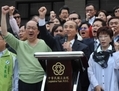 6 avril 2014. Le président du Parlement taïwanais Wang Jyn-ping (au centre) et des législateurs du Kuomintang (Parti nationaliste) au pouvoir entonnent des slogans devant le Parlement de Taipei. (Mandy Cheng/AFP/Getty Images)