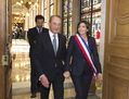 Samedi 5 avril, l’ancien maire a passé la main à son héritière, son ancienne adjointe Anne Hidalgo, élue PS à la mairie de Paris le 30 mars dernier. (Joel Saget/AFP/GETTY IMAGES)