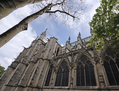 La Basilique Saint-Denis dans la ville éponyme montre le contraste du département de la Seine-Saint-Denis entre réalités historique, culturelle et économique. (François Guillot/AFP/Getty Images)