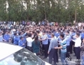 7 avril 2014: Des milliers d’ouvriers de l’usine de chaussures Yu Yuen de Dongguan bloquent les routes locales. Les autorités ont déployé des milliers de policiers pour les disperser. Plusieurs ouvriers ont été blessé dans les affrontements. (capture d’écran: Weibo.com)