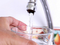 Le matin, laissez l’eau de votre robinet couler pendant un moment avant de la boire : ainsi vous ne boirez pas l’eau qui a séjourné dans les tuyaux toute la nuit. (Johavel/PHOTOS.COM)