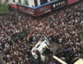 19 avril: La foule en colère retourne une ambulance dans la ville de Wenzhou, province du Zhejiang. Plus de 1.000 personnes ont encerclé 5 agents de gestion urbaine après que ces derniers aient agressé un passant. (Weibo)