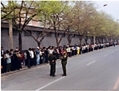 25 avril 1999: Des pratiquants de Falun Gong alignés le long des rues bordant l’enceinte de Zhongnanhai. (Minghui.org)