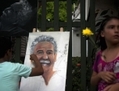 Le lauréat du Prix Nobel de littérature en 1982, Gabriel García Marquez est le sujet de ce portrait peint dans sa ville natale,  à Aracataca en Colombie, le 18 avril 2014. García Marquez, auteur de <i>Cent ans de solitude</i>,  est décédé le 17 avril 2014 à son domicile de la ville de Mexico en présence de sa femme et de ses deux enfants. (Eitan Abramovich/AFP/Getty Images)