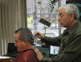 Giovanni Bonadonna, une légende dans le domaine des <i>barbershops</i> à Montréal, avec un de ses amis et clients depuis 40 ans, Frank, des Aliments Frank & Dino Inc. (Mathieu Côté-Desjardins/Époque Times)