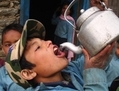Un garçon boit d’une bouilloire près de Jumla, Népal. (David Swanson/IRIN)