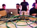 Des participants se rencontrent le 28 décembre 2012 à Hambourg, en Allemagne lors du 29e congrès sur le piratage informatique. (Patrick Lux/Getty Images)