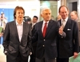 3 décembre 2009: Le Vice-président du Parlement européen Edward McMillan-Scott (à droite) et l’ancien Président du Parlement européen Jerzy Buzek (au centre) accueillent la star de la pop britannique Paul McCartney au Parlement européen à Bruxelles. (Georges Gobet/AFP/Getty Images) 