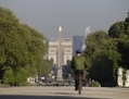 Un homme traverse le jardin des Tuileries a velo.(LUDOVIC MARIN/AFP/Getty Images)