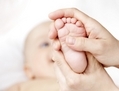 Un massage quotidien par acupression peut etre utilise pour favoriser le bon sommeil de bebe.(THINKSTOCK)