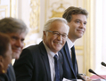 Le ministre français de l’Économie Arnaud Montebourg et le ministre français du Travail François Rebsamen lors d’une réunion à l’hôtel Matignon, le 15 mai 2014. (Patrick Kovarik/AFP/GETTY IMAGES)