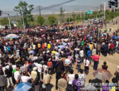 13 mai 2014: Plus de 1.000 villageois manifestent contre la réquisition violente de leurs terres face aux bâtiments des autorités locales à Taiping, province du Yunnan. (Capture d’écran/Jasmineplaces) 