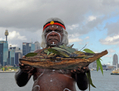 L'ancien Max Eulo de la tribu aborigène Budgeoli pratique une cérémonie de bienvenue sur l'île Goat prêt de Sydney. (Torsten Blackwood/AFP/Getty Images)