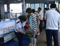 26 mai 2014: deux agents de sécurité passent des passagers au détecteur dans une station de métro de Pékin. La sécurité a été renforcée dans la capitale après l’attentat à l’explosif  du 22 mai dans le Xinjiang (Capture d’écran/163.com) 