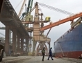 Des ouvriers dans le port de Santos, à quelques 60 kilomètres de Sao Paulo au Brésil. C’est le plus grand port d’Amérique latine, responsable de 25% du commerce extérieur du Brésil(Nelson Almeida/AFP/Getty Images)