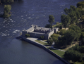 Situé sur le bord de la rivière Richelieu, le site du Fort-Chambly était un endroit stratégique pour la défense de Montréal. Il est maintenant un endroit stratégique pour le tourisme de la région. (Parc Canada)