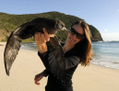 Dre Jennifer Lavers avec un puffin à pieds pâles sur l’île de Lord Howe, Australie, en 2014. Sa recherche moléculaire démontre que le plastique dans les océans est extrêmement dangereux pour la vie marine. (Gracieuseté de Silke Stuckenbrock)
