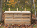 Ce modèle de composteur écologique en bois est conçu pour une famille nombreuse, ou encore pour une école de 150 élèves. (Terres en ville)