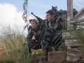 Les acteurs de renom, Tom Cruise (à droite) et Emily Blunt (à gauche), sont les vedettes du film de science-fiction de l’été, intitulé Un jour sans lendemain. (Warner Bros.)