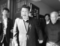 4 mai 2014: Le dirigeant du Parti communiste chinois Xi Jinping serre la main de Tang Yijie, un éminent professeur de philosophie de l’Université de Pékin. Le professeur Tang est connu pour son soutien enevrs le mouvement étudiant de 1989. (Capture d’écran Xinhuanet.com)
