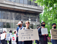 Des manifestants dénoncent le partenariat entre le Toronto District School Board et les Instituts Confucius, contrôlés par le régime chinois, le 18 juin 2014 à Toronto. (Allen Zhou/Epoch Times)