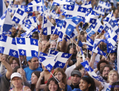 Des vagues et des vagues de drapeaux du Québec sont brandis fièrement chaque année le 24 juin. (Société Saint-Jean-Baptiste de Montréal)