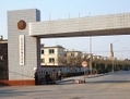 L’entrée principale de l’ex-camp de travail forcé pour femmes de Masanjia dans le Liaoning, en Chine, en octobre 2004. Les installations abritent maintenant une prison et un centre de traitement de la toxicomanie, mais le même genre de détenus y sont exploités et maltraités. (Minghui.org)