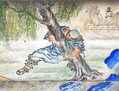 Peinture murale du XIXe siècle décrivant Lu Zhishen déracinant un arbre, dans le long couloir du Palais d’Été de Pékin. Cette image est tirée du roman <i>Les Bandits du marais<i/>, qui raconte les exploits d’honnêtes fugitifs vivant sous la dynastie Song. (Shizhao/Wikipedia)