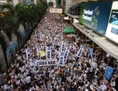 1er juillet 2014: un océan de manifestants marchent dans les rues de Hong Kong en soutien au suffrage universel. La marche du 1er juillet est devenue une tradition depuis 2003, lorsque les autorités communistes de Chine ont essayé de voter une loi anti-sédition controversée. (Song Xianglong/Epoch Times)

