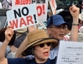 Des manifestants pacifistes dénoncent le gouvernement de Shinzo Abe le 1er juillet 2014 à Tokyo. (Yoshikazu Tsuno/AFP/Getty Images)