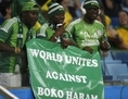 Des partisans du Nigeria à la Coupe du monde tiennent une banderole indiquant «Le monde est uni contre Boko Haram» le 21 juin 2014 à Cuiaba. (Juan Barreto/AFP/Getty Images) 