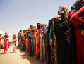 Des femmes irakiennes dans le camp de Khazair pour personnes déplacées attendent en ligne pour de l’aide humanitaire distribuée par le Croissant-Rouge irakien. (Spencer Platt/Getty Images)