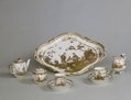 Déjeuner avec plateau à rubans à décor chinois. Louis-François Lécot, porcelaine dure Manufacture royale de porcelaine de Sèvres, 1774. (RMN-GP (Château de Versailles)/Gérard Blot)
