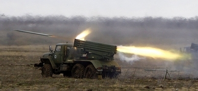une unité d'artillerie russe BM21 tirant des roquettes durant un exercice près de la frontière ukrainienne en avril dernier. (AFP/Getty Images)
