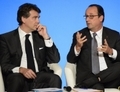 Le président François Hollande et le ministre de l’Économie Arnaud Montebourg lors d’une réception en l’honneur des 110 lauréats de Innovation 2030  à l’Élysée, le 23 juillet 2014. ( Bertrand Guay/AFP/Getty Images)