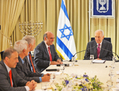 Le président israélien Shimon Pérès (à droite) en discussion avec Shaul Mofaz (au centre) représentant le parti Kadima. (Yin Dongxun-Pool/Getty Images)