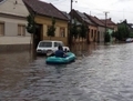 Un homme circule en canot pneumatique dans les rues de Vršac, en Serbie, pendant de nouvelles inondations, en juillet 2014. (Photos collectées par Nenad Kiss circulant sur les réseaux des utilisateurs de médias sociaux.)