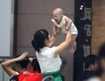 29 juillet 2014: une femme tient son bébé à Zhengzhou, province du Henan en Chine centrale. Des médias d'État chinois ont récemment dévoilé les profits excessifs, l'exploitation des mères porteuses et les avortements sélectifs selon le sexe du fétus dans l'industrie de la maternité de substitution. (STR / AFP / Getty Images) 