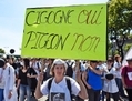 Une sage-femme tient une pancarte lors d’une manifestation en mai dernier pour la reconnaissance de son métier. (Franck Fife/AFP/Getty Images)