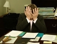 Homme frustré au bureau. (LaurMG./Wikimedia) 