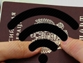 La Russie exigera prochainement un passeport pour l'utilisation d'un WiFi public. (Photomontage Tetyana Lokot)