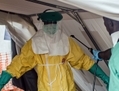 Un travailleur de Médecins Sans Frontières est désinfecté après avoir traité des victimes d'Ebola en Sierra Leone. (Tommy Trenchard/IRIN)